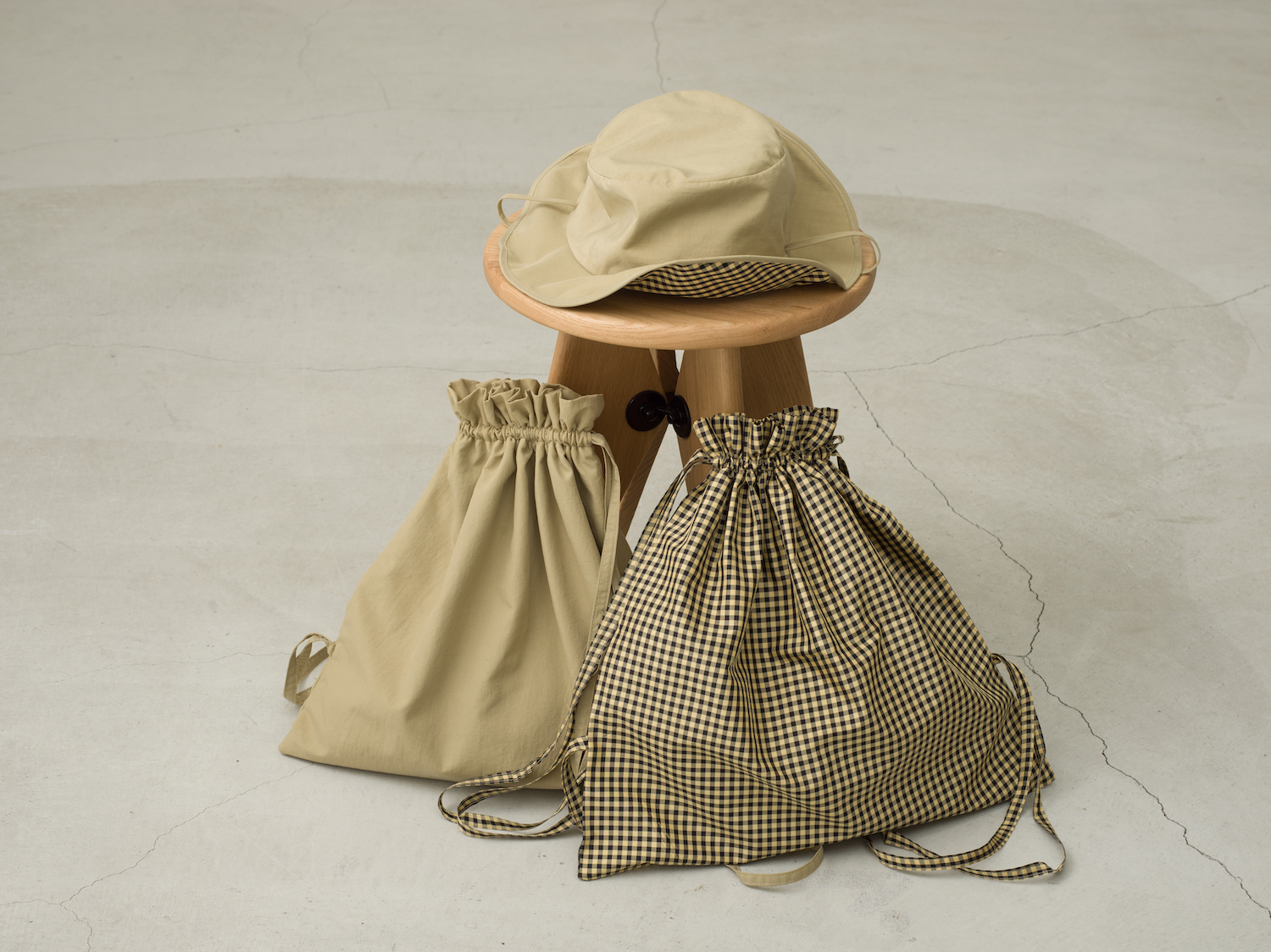 Drawstring Backpack & Reversible Fodable Hat